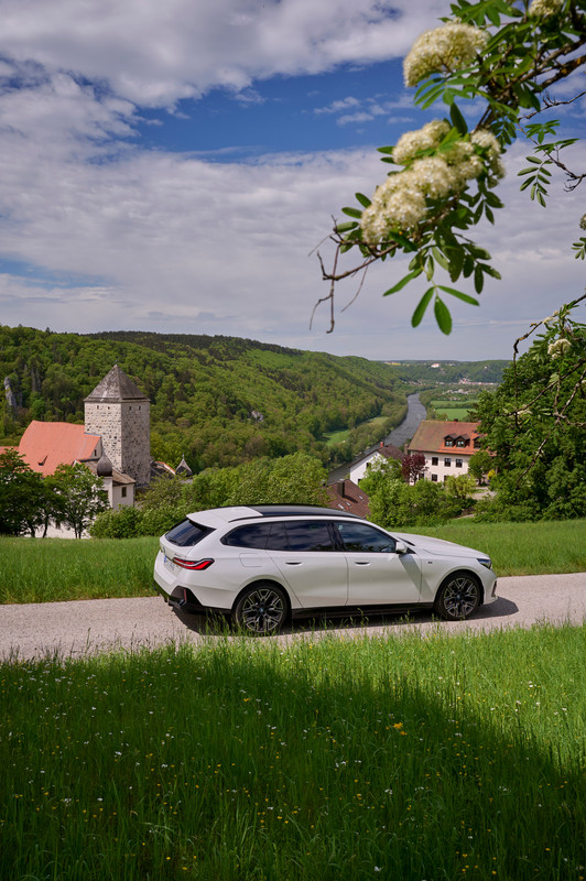 P90551912_highRes_the-new-bmw-530e-tou