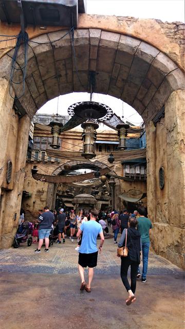 BLACK SPIRE OUTPOST MARKETPLACE, de tiendeo por Galaxy's Edge - DISNEYLAND ~ STAR WARS: GALAXY'S EDGE, LA GUIA (5)