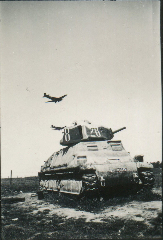 französischer Beute Panzer mit Ju 52 vor umlacki