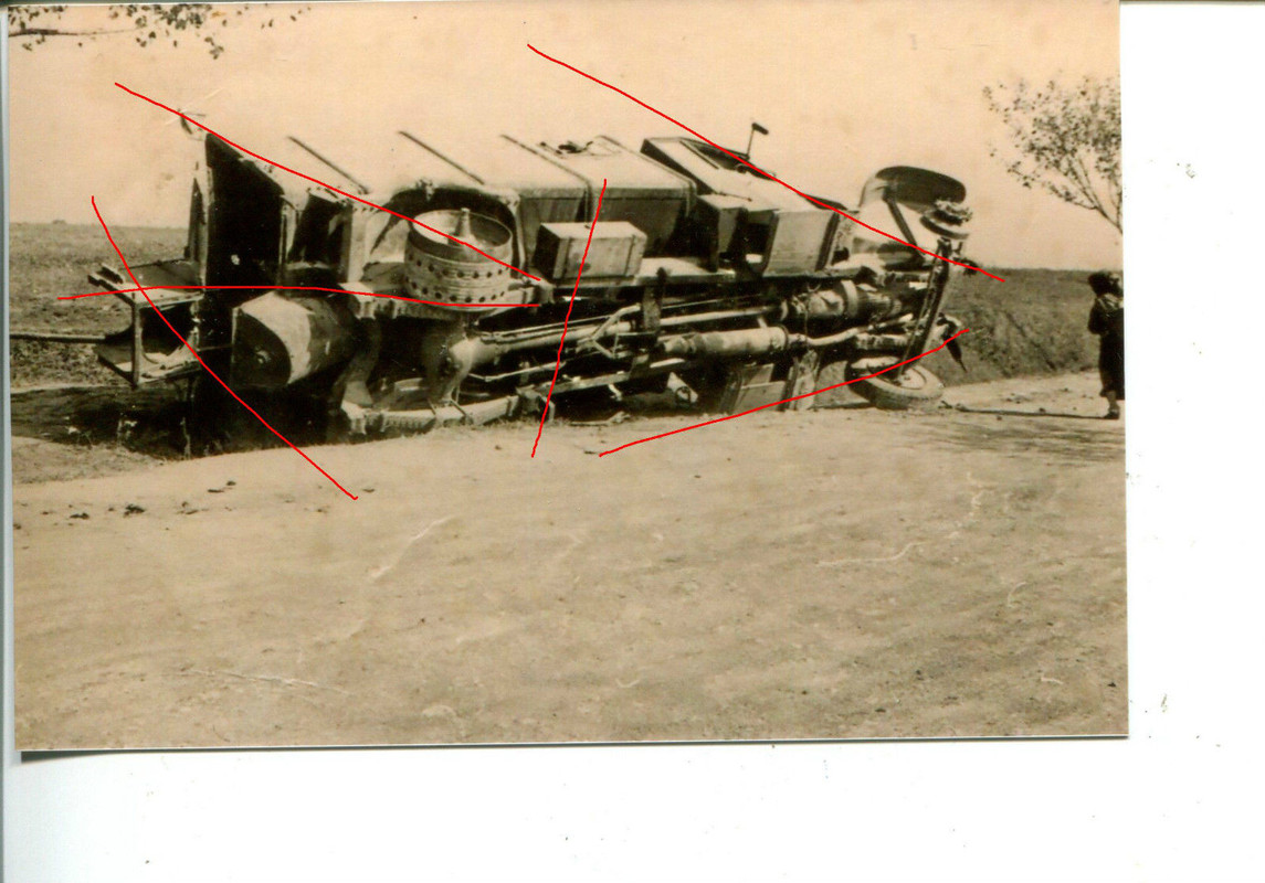 zerstörter LKW am Wegrand