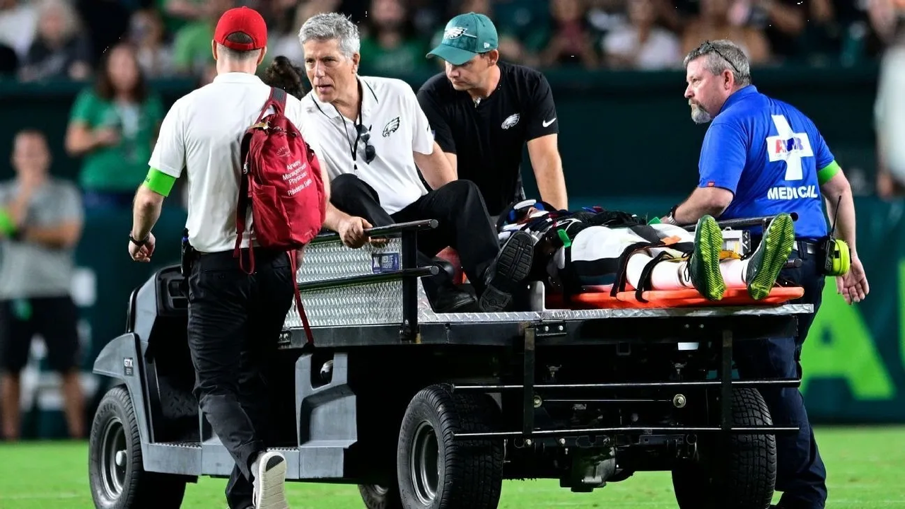 Video: Terrible lesión de Tyrie Cleveland en Eagles vs Browns