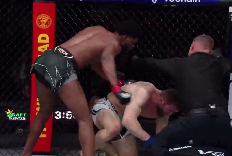 Кенеди Нзечукву нокаутира Йон Кутелаба и го засили към изхода на UFC