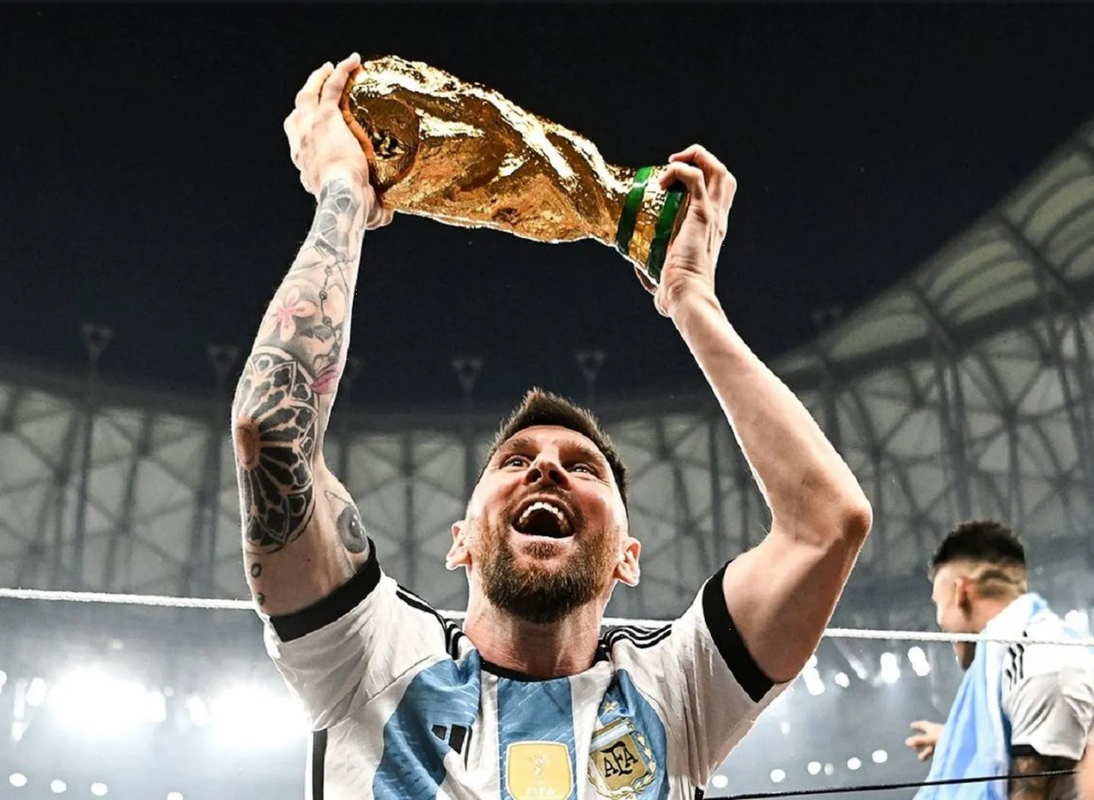 ¡Todo fue un engaño! Messi festejó el Campeonato Mundial con una Copa falsa