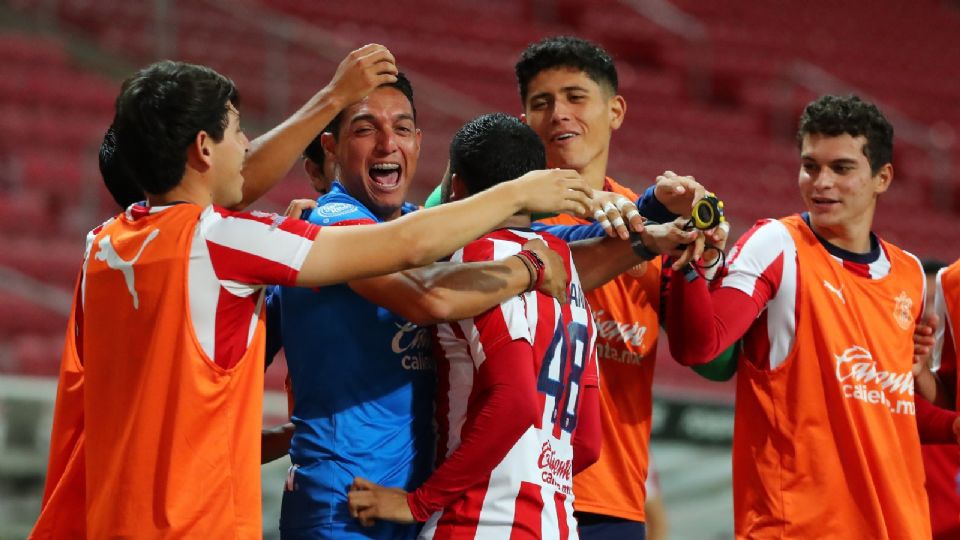 ¡Se va a Europa! Este delantero dejará a Chivas para jugar en el futbol de España