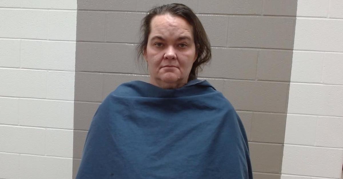 Mujer es arrestada por hacer que su hija conviva con el cadáver de su padre