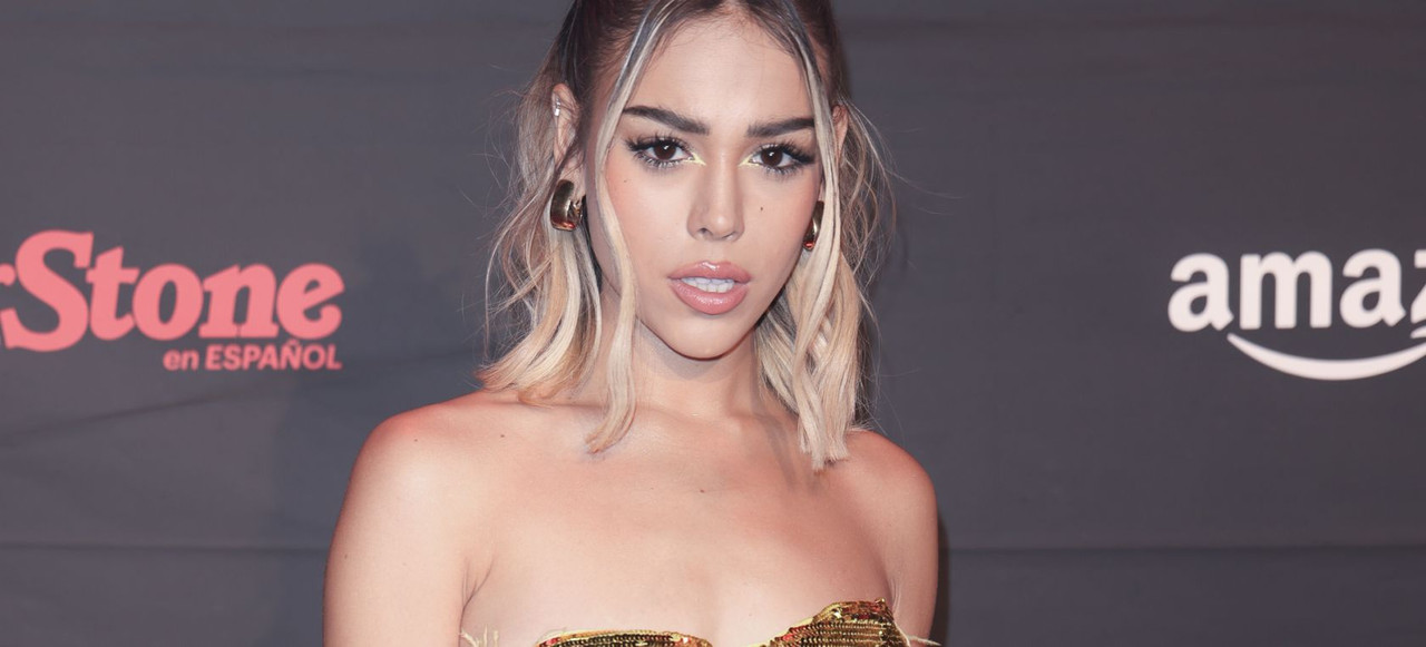 Danna Paola promueve su primer sencillo visitendo un traje formado con cintas