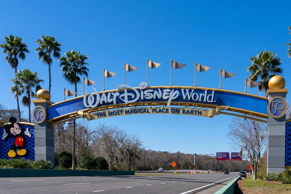 0-A-Walt-Disney-World-arch-gate-on-the-street-in-Orlando-Florida-USA