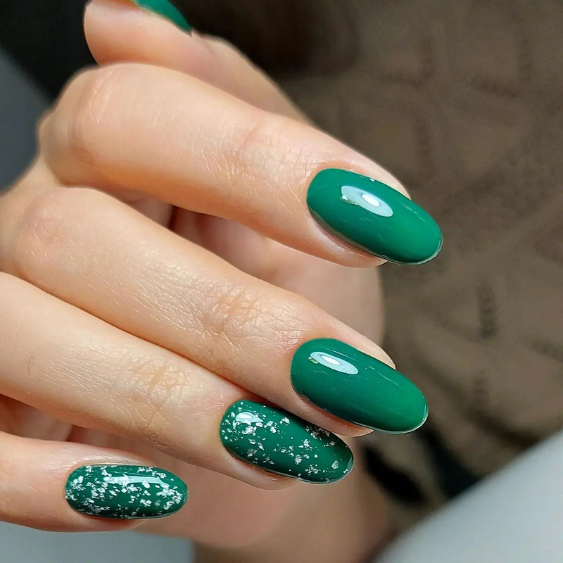 Smalto verde, le Green Nails sono il trend della Primavera 2023