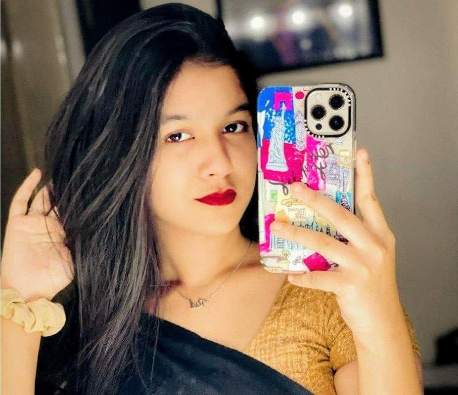 Beautifull indian girl Showing her boobs and giving kisses Latest