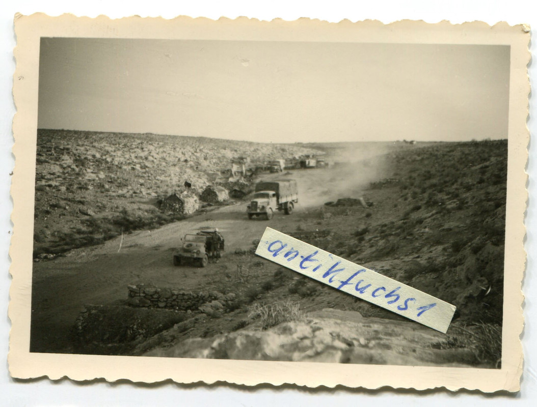 VW-Kübelwagen und LKW´s des Afrikakorps beim Rückzug in Afrika i