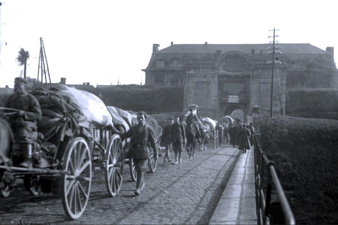 Photos Avant/Apres WWI Troupes-allemandes-passant-par-la-porte-de-Mons-Maubeuge-France-1914-2024