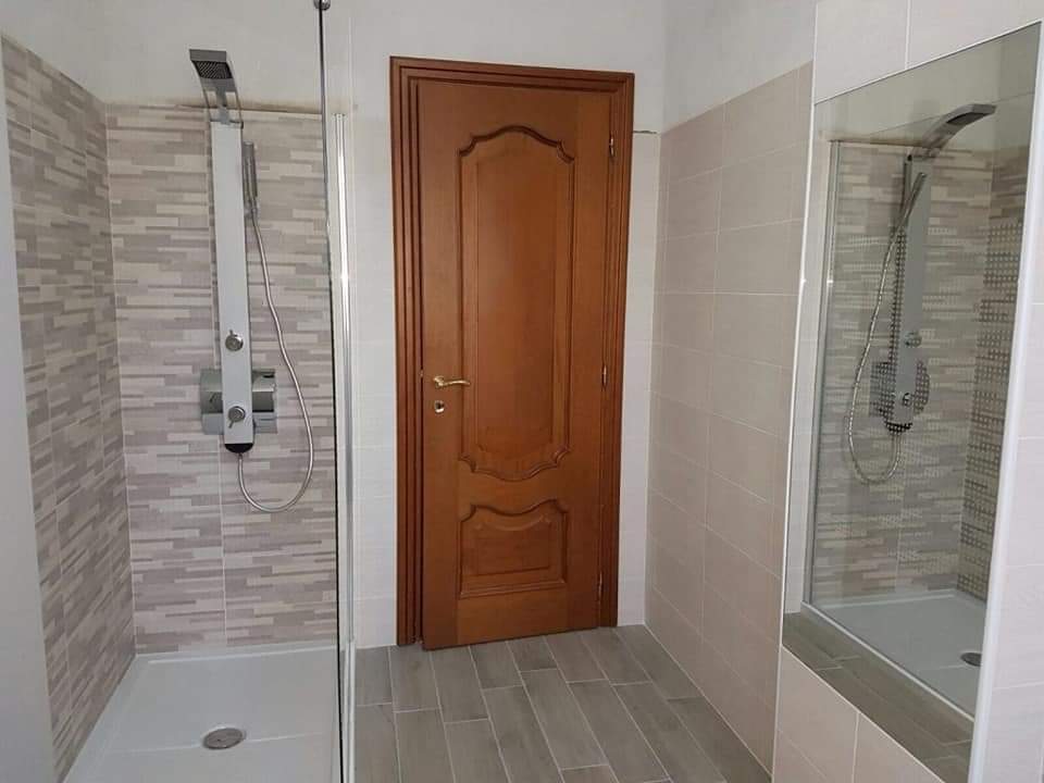 Interno ristrutturato di pregio a Verona: finiture luxury, luce calda e dettagli su misura Ediltecno