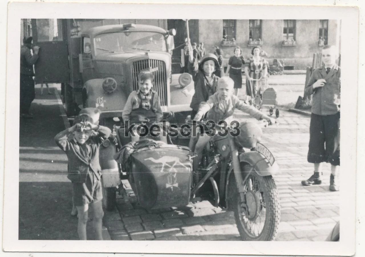 Foto Kinder auf BMW Motorrad Gespann mit Kamel Kennung vor einem Opel Blitz LKW