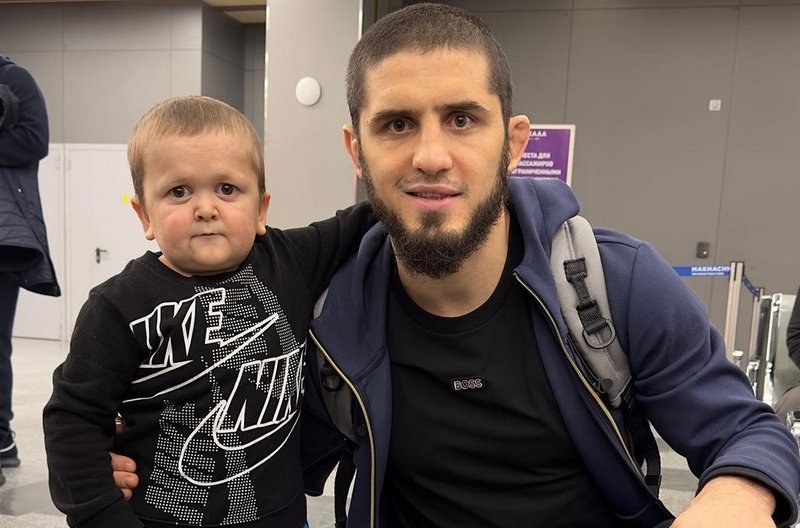 Хасбула кацна в Дубай, за да подкрепи Махачев в UFC 294