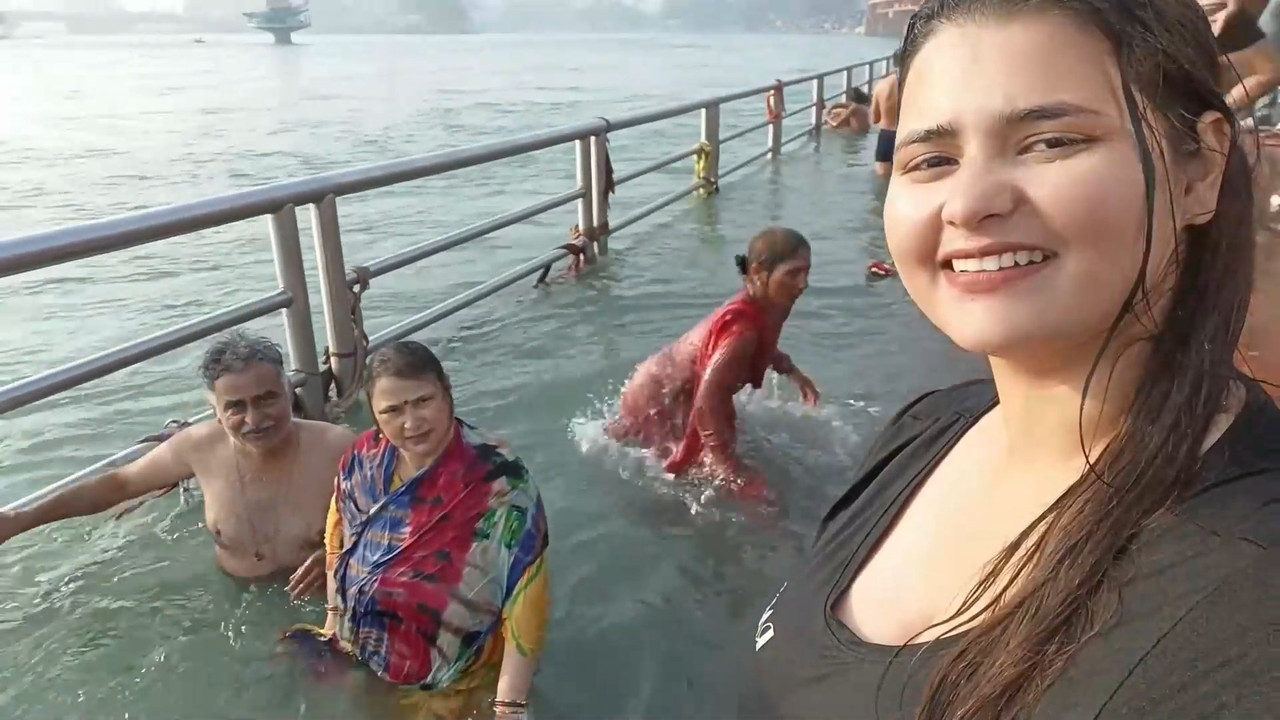 Chubby desi girl huge boobs cleavage in wet black tshirt.mkv_snapshot_03.40.974