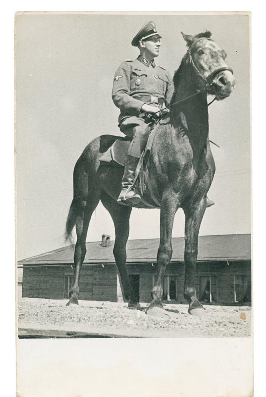Johann Niemann posa sobre su caballo cerca de la rampa de llegada del campo de Sobibor, en el verano de 1943