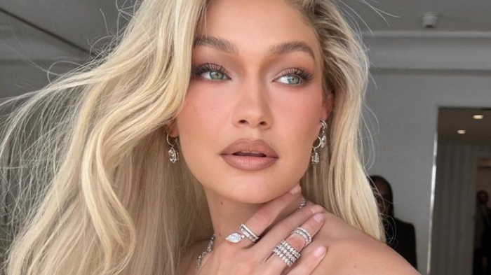 Potret Gigi Hadid, model 28 tahun yang baru-baru ini bikin heboh usai terciduk bawa ganja saat liburan di Kepulauan Cayman pada Senin (10/7/2023).