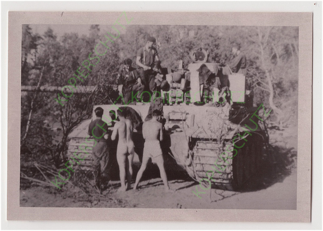 Foto Nackte muskulöse Soldaten vor Tiger Panzer 