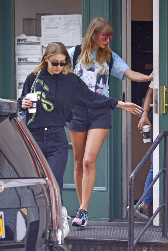 taylor-swift-and-gigi-hadid-leaves-taylor-s-apartment-in-new-yor