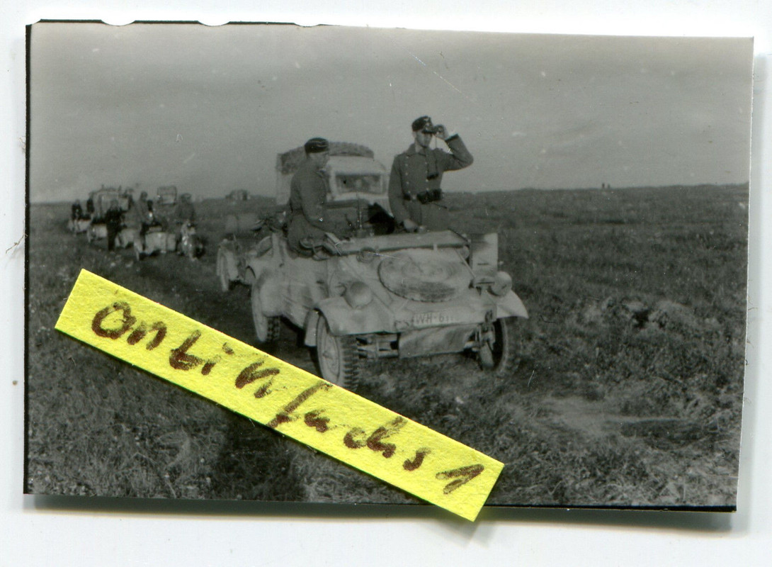 VW-Kübelwagen einer Panzer-Einheit mit Kolonne an der Front im 2