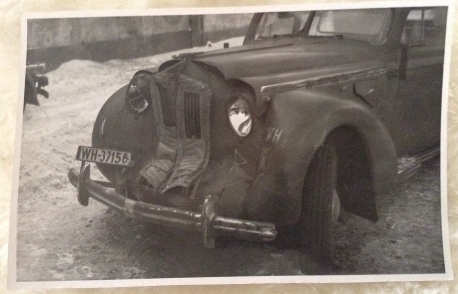Foto Kübelwagen der Division nach einem Unfall M
