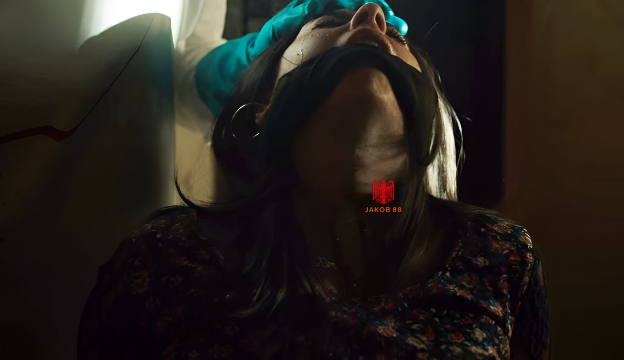 Sevilay Dzhesur - 13 Geboden S01E01