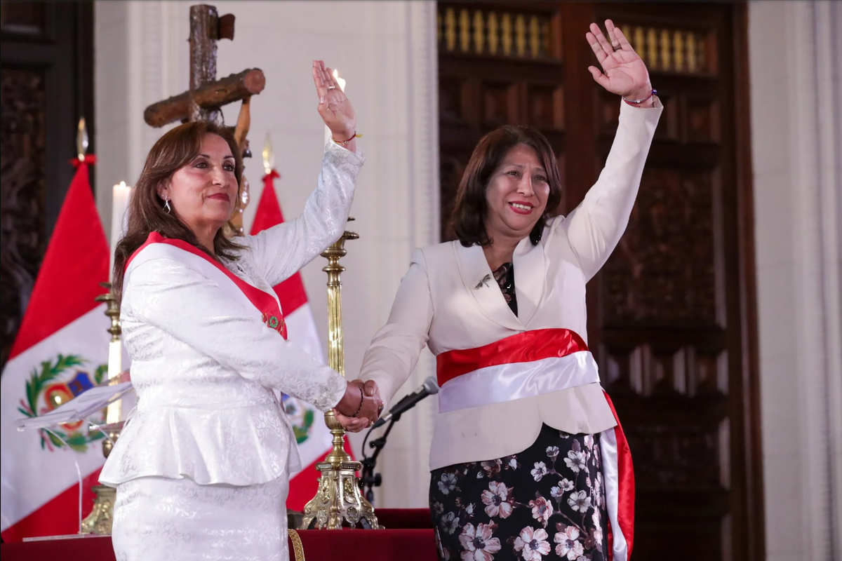 Presidenta de Perú renueva su gabinete en medio de tensiones políticas