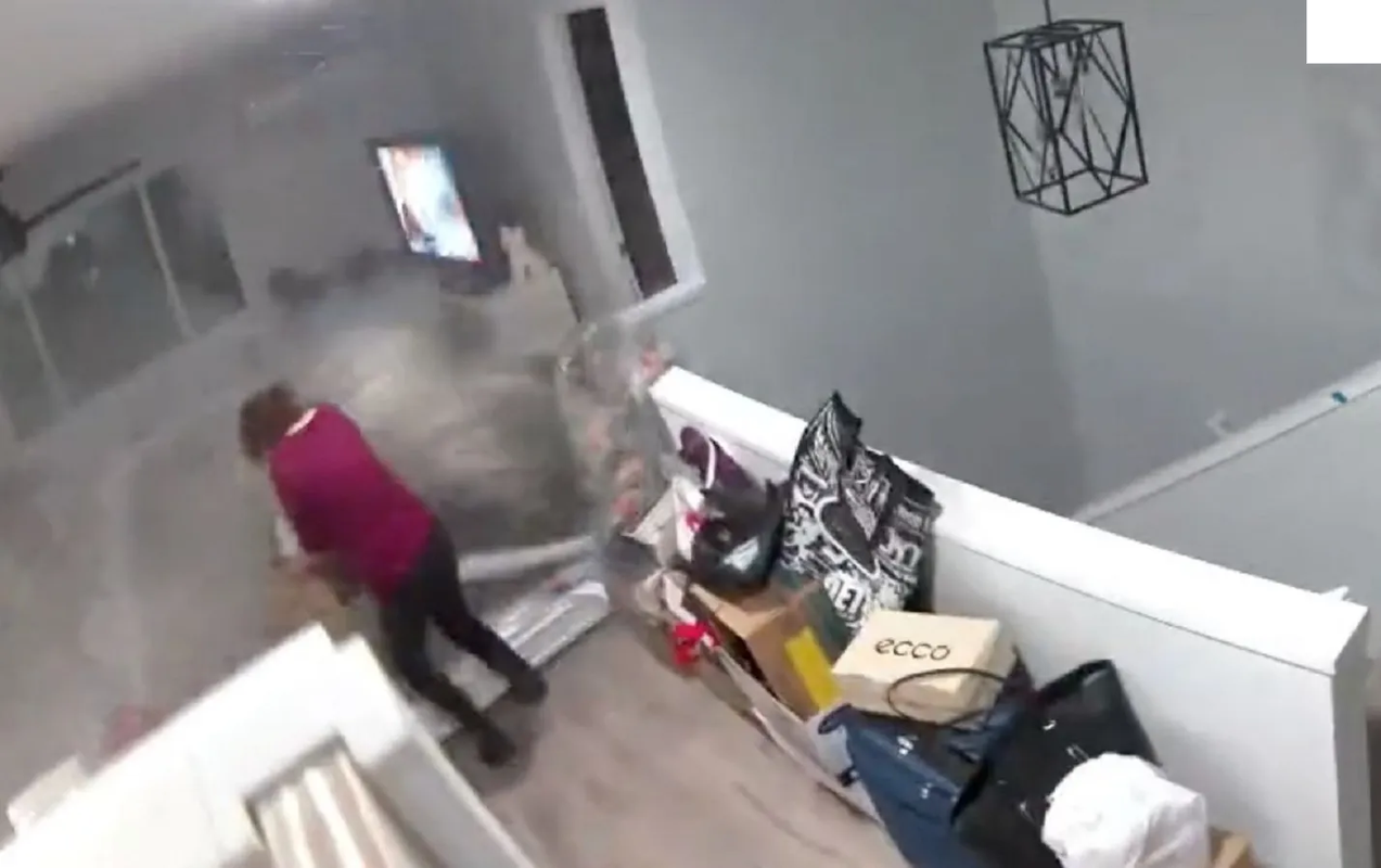 Mujer se salva de morir aplastada en el interior de su casa: video viral