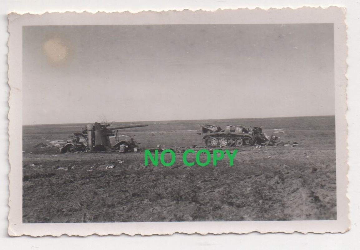Orig foto. Zerstörter Panzer & Geschütz Kanone k