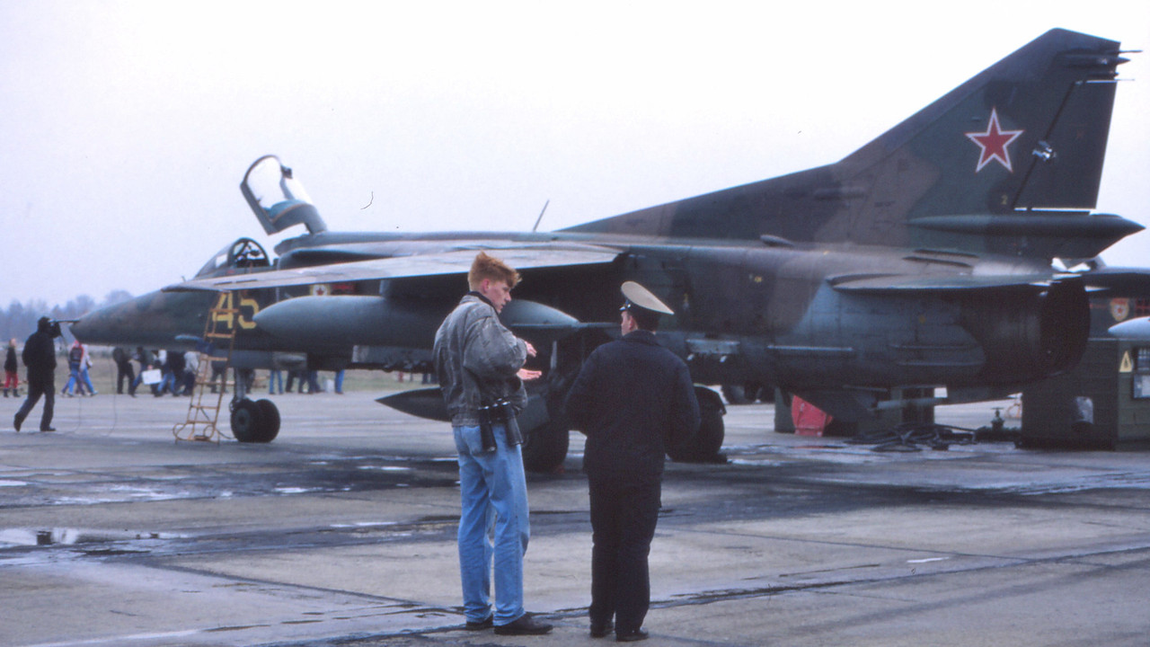 19 GvAPIB Mig-27D Yellow 45_61912561315 (4)