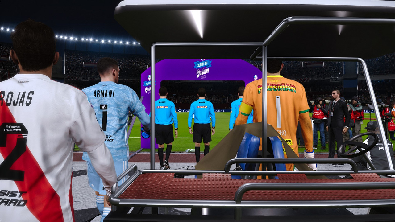 JUGADORES TRASPASAN CARRITO DE EMERGENCIA EN EL ESTADIO DE RIVER PLATE (ARG)