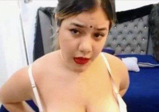 Hot desi aunty live stripping fingering in her pssy closeup