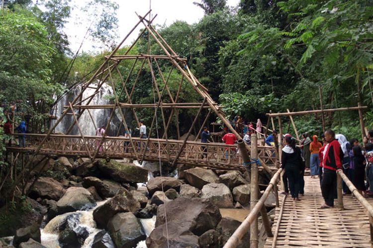 Obyek wisata Air Terjun Curug Gending Asmoro di Dusun Tompo Gunung, Desa Kalongan, Kecamatan Ungaran Timur, Kabupaten Semarang, Jawa Tengah, Sabtu (17/2/2018).