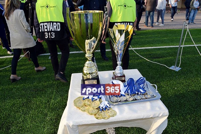 , &Tau;&omicron; &phi;&omega;&tau;&omicron;&rho;&epsilon;&pi;&omicron;&rho;&tau;ά&zeta; &tau;&omicron;&upsilon; &tau;&epsilon;&lambda;&iota;&kappa;&omicron;ύ &Epsilon;&rho;ά&nu;&eta;-&Pi;&alpha;&nu;&theta;&omicron;&upsilon;&rho;&iota;&alpha;&kappa;ό&sigmaf; (&phi;&omega;&tau;&omicron;)