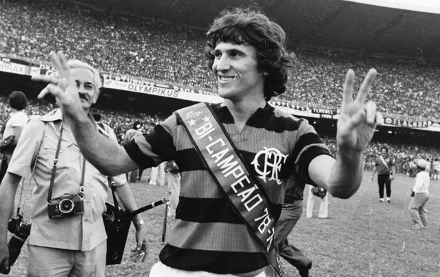 Zico comemorando bicampeonato em 1979