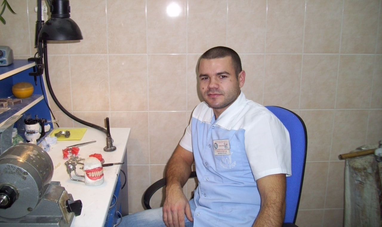 Roman Vlas în acțiune la masa de lucru