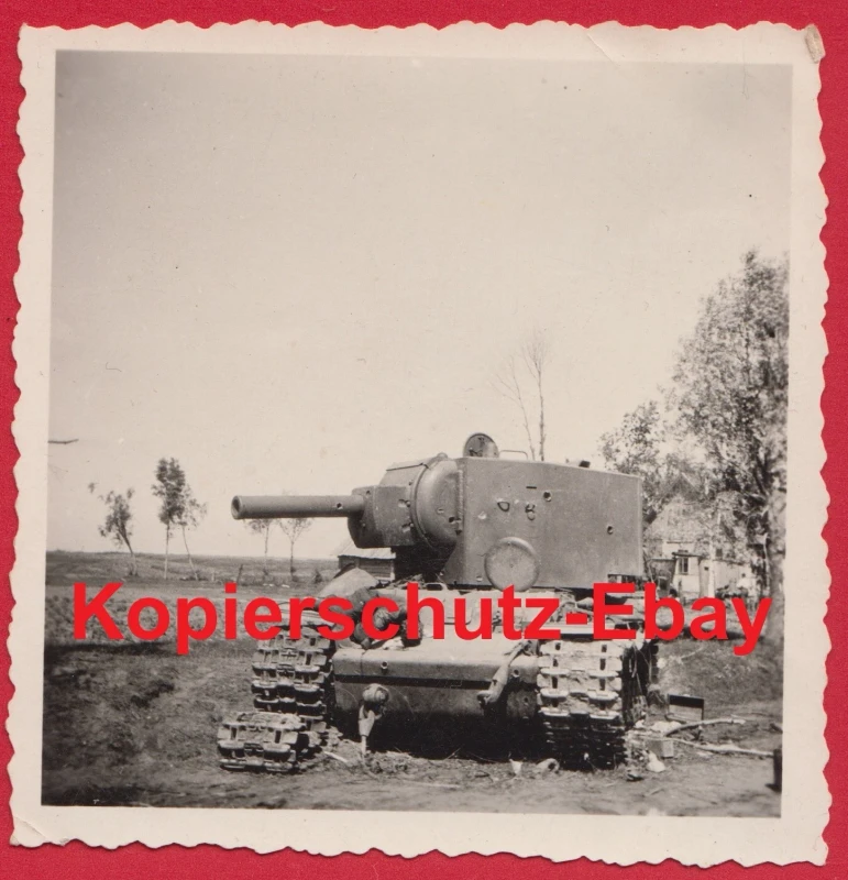 org Foto Wehrmacht Ostfront schwerer russischer Panzer KW 2 Einschüsse am Turm