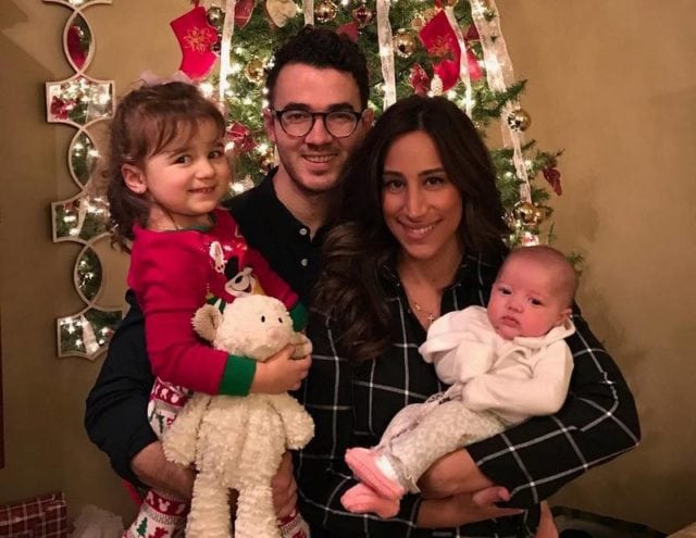    Kevin Jonas comlinda, mulher Danielle Deleasa 