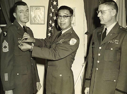 El Mayor General Chao Lun-Yuan prendiendo las alas chinas de paracaidista al Sargento Blithe El Mayor General Chao Lun-Yuan prendiendo las alas chinas de paracaidista al Sargento Blithe