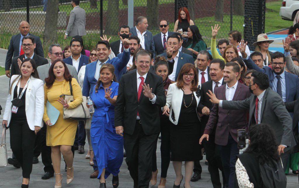 Marcelo Ebrard presume un carro hecho por mujeres