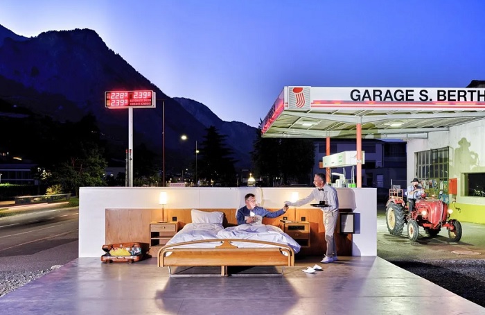 Berlokasi di samping pom bensin, Zero Star Hotel dibangun dengan tujuan untuk membuat para tamu berpikir tentang masalah di dunia.