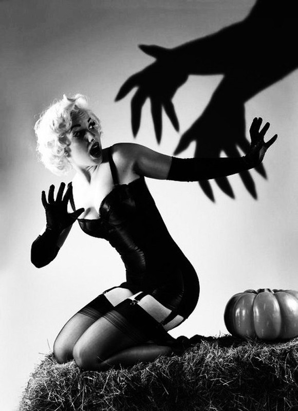 http://www.cultofweird.com/wp-content/uploads/2013/10/vintage-halloween-pinup2.jpg