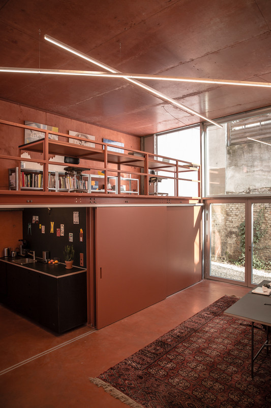 Projekt Am Lokdepot von Studio De Schutter mit präzise abgestimmter Beleuchtung in architektonischem Kontext