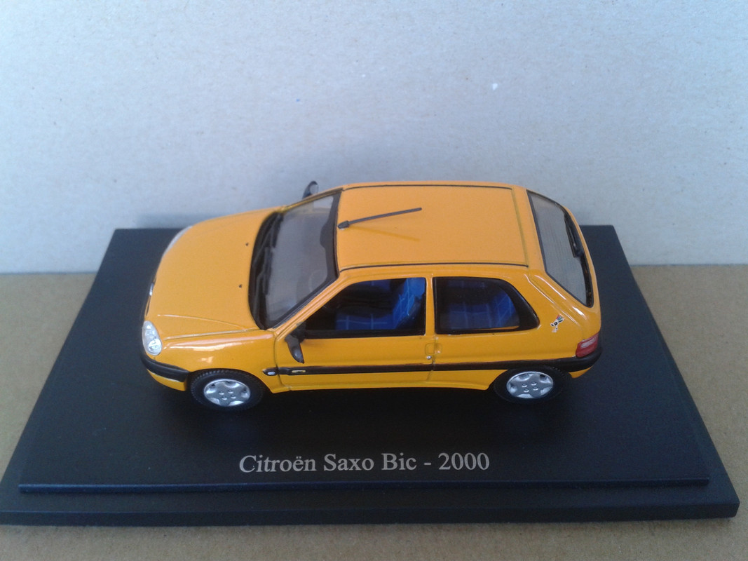2000 Citroën Saxo Mk II Bic (Universal Hobbies – nº 80 Passion Citroën) (1)