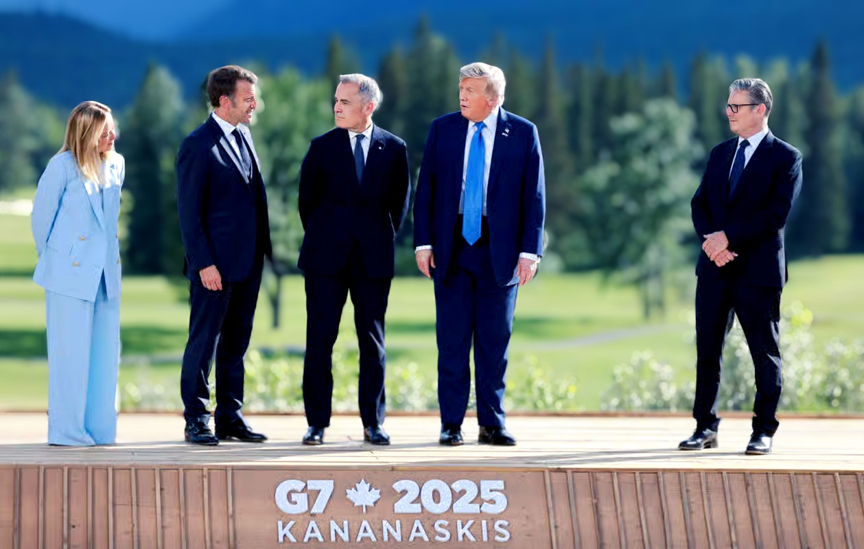 (از چپ به راست) جورجیا ملونی، نخست‌وزیر ایتالیا، امانوئل مکرون، رئیس‌جمهور فرانسه، مارک کارنی، نخست‌وزیر کانادا، دونالد ترامپ، رئیس‌جمهور آمریکا و کیر استارمر، نخست‌وزیر بریتانیا، پیش از گرفتن عکس دسته‌جمعی در طول اجلاس گروه هفت (G7) در زمین گلف کانتری کاناناسکیس در کاناناسکیس، آلبرتا، کانادا در ۱۶ ژوئن ۲۰۲۵ منتظر هستند. (عکس از لودویک مارین / POOL / AFP)