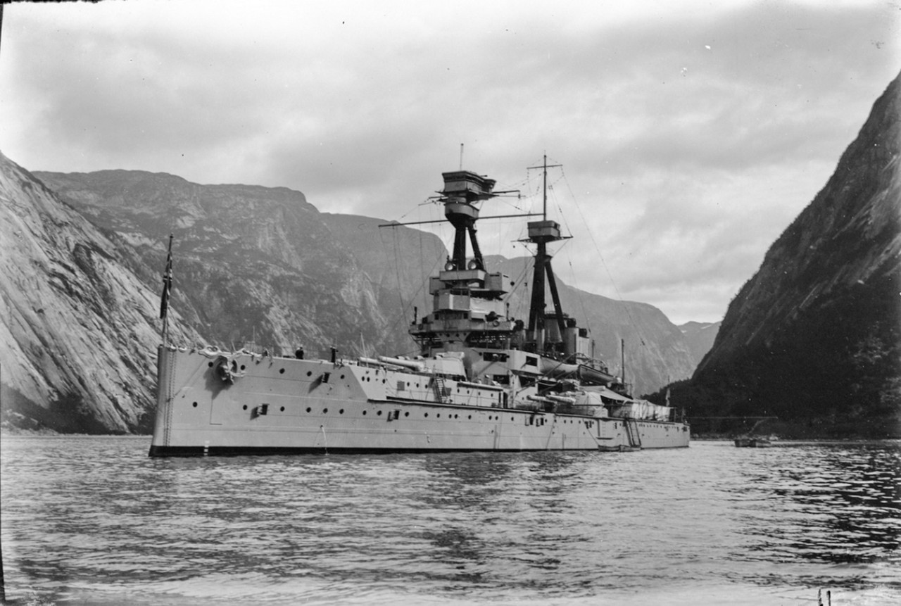 HMS-Temeraire-como-buque-de-entrenamiento-de-cadetes-Eidfjord-en-Noruega-1922.jpg
