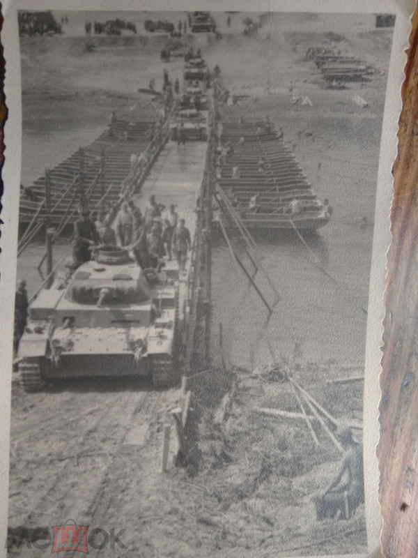 колонна танков Т-3 переправляться по пантонному мосту,