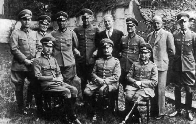 Sentado a la derecha, Guderian posando durante unas maniobras de las tropas motorizadas de la Reichswehr en 1933