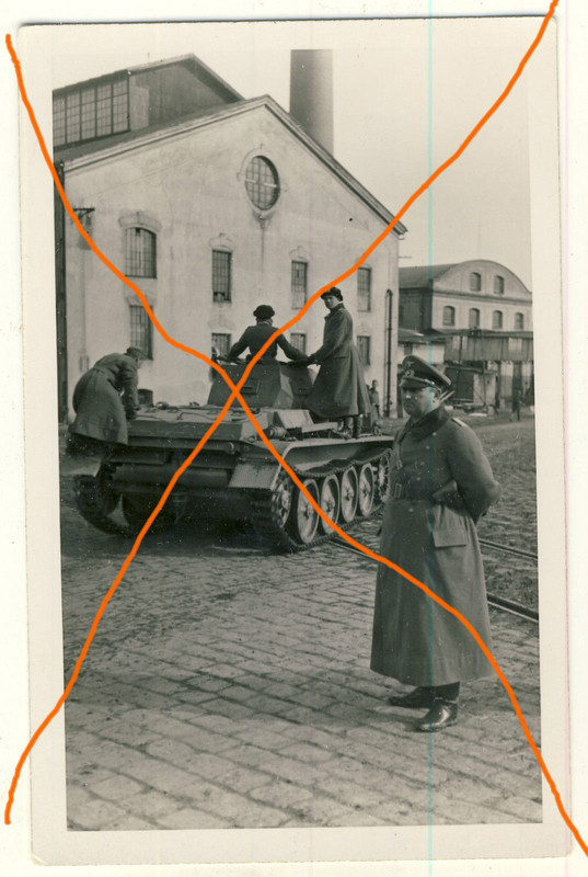 Foto 2.WK Panzer der Pz Abt. 67 auf Fabrikgeländ