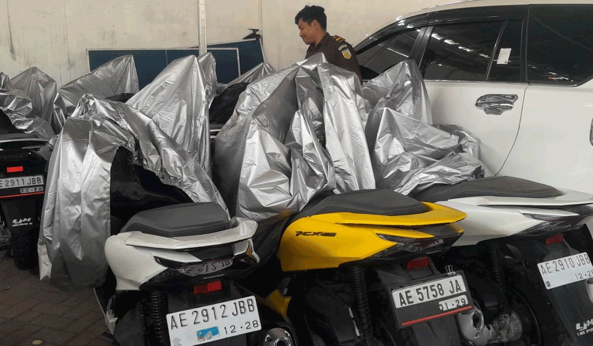 Korupsi Lahan Pabrik Ngawi: Jaksa Sita 7 Motor, 2 Mobil dan 3 Sertifikat Lahan Korupsi Lahan Pabrik Ngawi: Jaksa Sita 7 Motor, 2 Mobil dan 3 Sertifikat Lahan